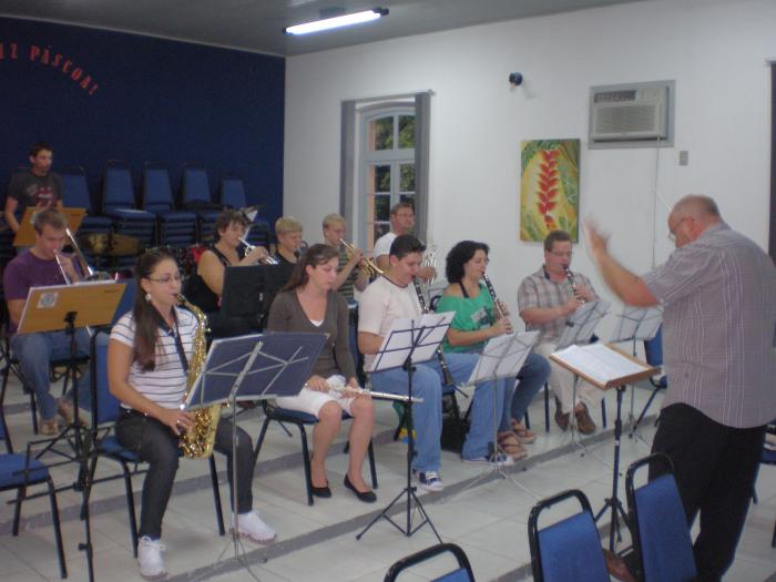 Read more about the article Professores e alunos da Escola de Música Jazz Band Elite participaram de workshop gratuito com maestro alemão do Femusc