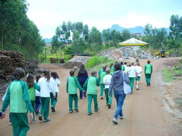 You are currently viewing Estudantes visitam empresas de coleta seletiva