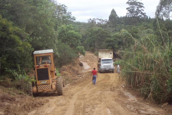 Read more about the article Obras recupera condições de tráfego na ligação entre Barra Velha e São João