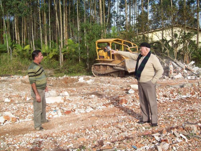 Read more about the article Prefeitura executa demolição e aterro na área do centro de eventos