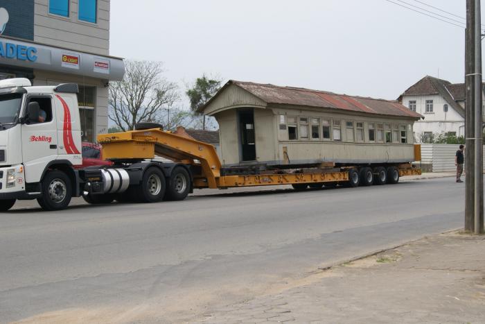 You are currently viewing Vagão de trem chega ao arquivo histórico para ser o marco do centenário da ferrovia