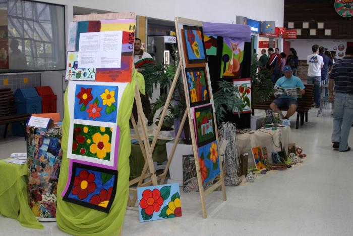 You are currently viewing Trabalhos dos Caps foram expostos na praça de alimentação do Super Center Angeloni