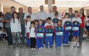 Read more about the article Governo apresenta mochilas aos alunos