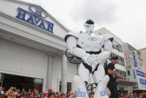 Read more about the article Astronauta Marcos Pontes e Robô Havan animam inauguração em Barra Velha