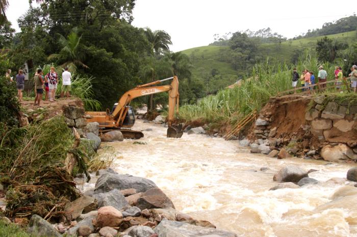 Read more about the article Força das águas do Rio Garibaldi destrói ponte