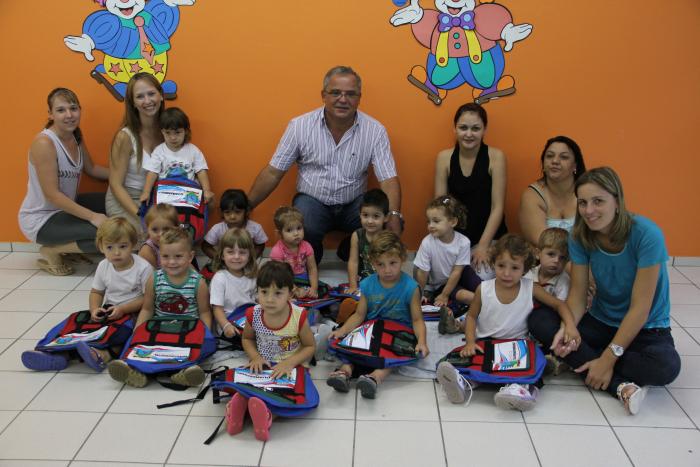 Read more about the article Alunos recebem mochilas escolares na volta às aulas