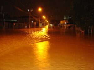 Read more about the article Chuva provoca queda de ponte e alagamentos em diversos bairros