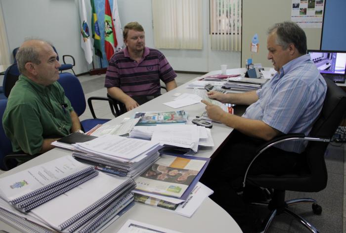 You are currently viewing Prefeito recebe assessores do deputado Décio Lima