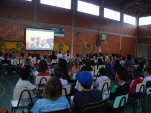 Read more about the article Mais de 150 pessoas na primeira edição do Projeto Cinema no Bairro