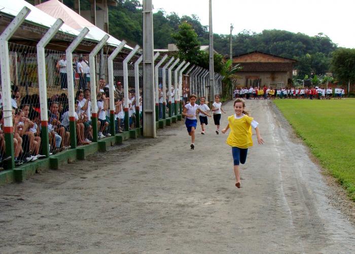 You are currently viewing Alunos participam de Festival de Atletismo