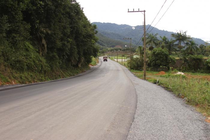 You are currently viewing Estrada do Rio da Luz recebe asfalto