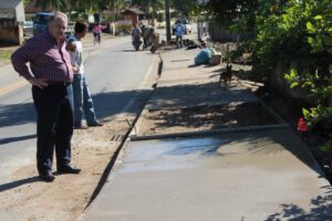 Read more about the article Governo constrói mais calçadas em Guaramirim