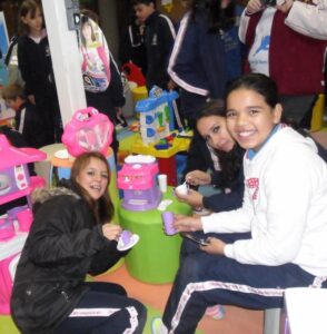 Read more about the article Estudantes conhecem linha de produção de brinquedos