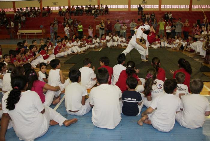 Read more about the article Alunos da capoeira recebem primeira graduação