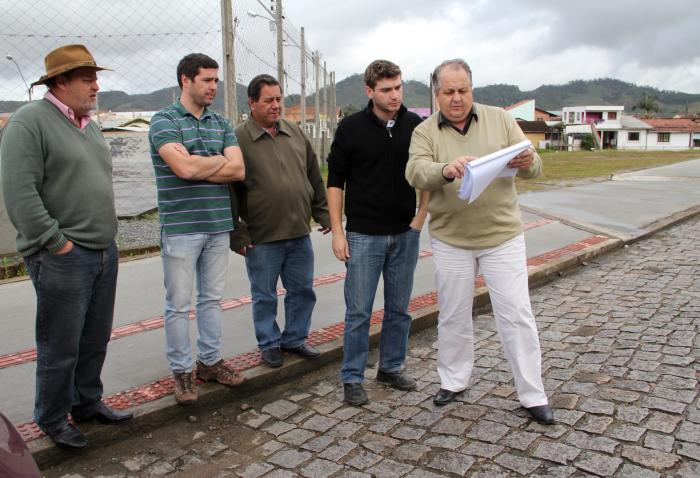 You are currently viewing Prefeito e engenheiros estudam projeto de pavimentação da 28 de Agosto