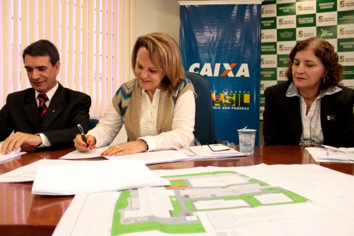 Read more about the article Prefeita e executivo da Caixa assinam contratos para obras do PAC 2