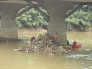 Read more about the article Entulhos são removidos dos pilares da ponte Abdon Batista