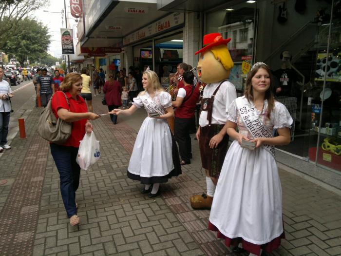 Read more about the article Majestades divulgaram Schützenfest no Calçadão novamente