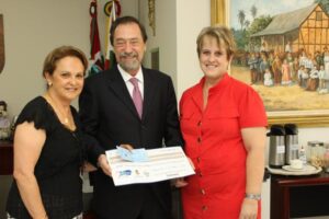 Read more about the article Hora Park doa cheque de R$ 5,8 mil a Apae de Jaraguá do Sul