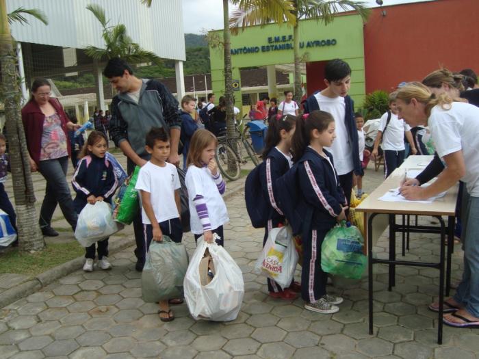 Read more about the article Lixo reciclável é trocado por brinquedo de Natal na Escola do Jaraguá 99