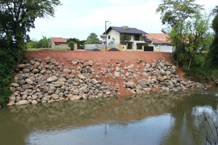 Read more about the article Defesa Civil de SC executa obras nas margens de rios para conter erosão