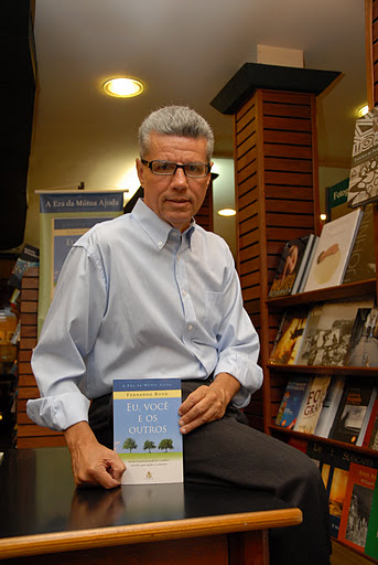 You are currently viewing Lançamento do livro “Eu, Você e os Outros”  de Fernando Bond acontecerá nesta terça-feira em Barra Velha