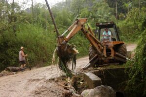 Read more about the article Máquinas da Secretaria de Obras trabalham nos bairros atingidos pelas chuvas