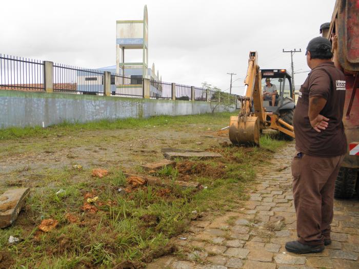 You are currently viewing Prefeitura de Barra Velha inicia obras na calçada da Escola B.M. Antônia Gasino de Freitas