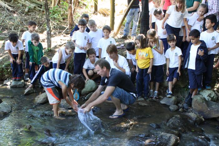 You are currently viewing Estudantes participam da soltura de alevinos no Ribeirão Molha