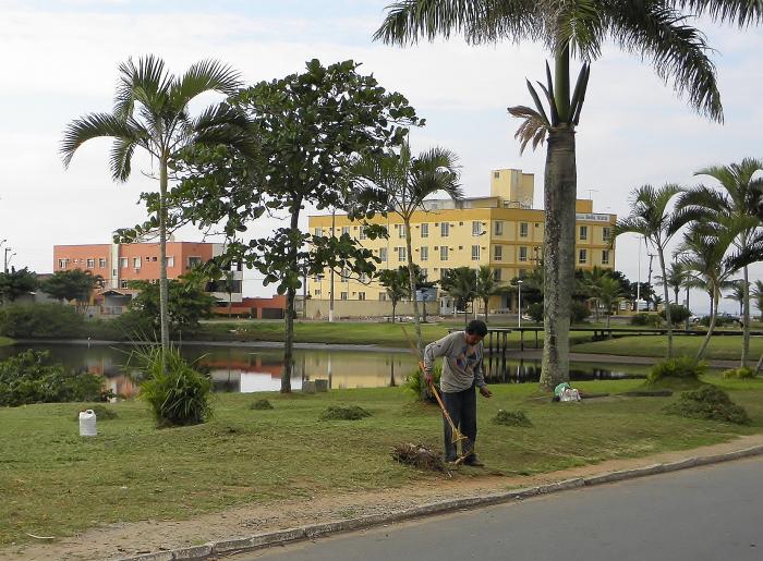 You are currently viewing Prefeitura de Barra Velha realiza ações de manutenção de paisagismo