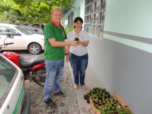 Read more about the article Horto Municipal distribui mudas de flores para as escolas