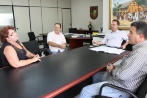 Read more about the article Prefeito recebe secretária de Educação de Blumenau