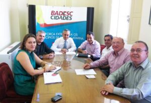 Read more about the article Prefeito assina protocolo de intenções com o Badesc