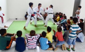 Read more about the article Esportes cria Escolinha de Karatê no Bairro Coticeira