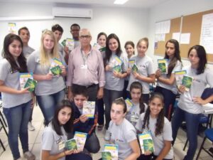 Read more about the article Procon entrega material para alunos do Projeto Pescar