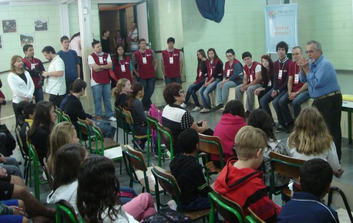 Read more about the article Projeto de reforço escolar é destaque na Escola Renato Pradi