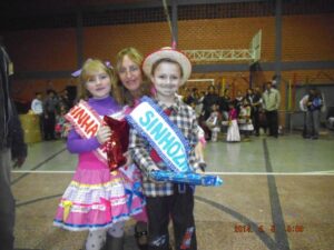 Read more about the article Sinhozinho Murylo Luy e Sinhazinha Leticia Seidel foram eleitos na Festa Junina da Escola Aluísio