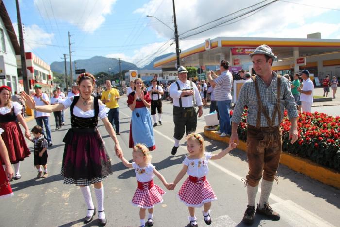 Read more about the article Desfile de encerramento da Schützenfest reuniu o que há de mais bonito na região