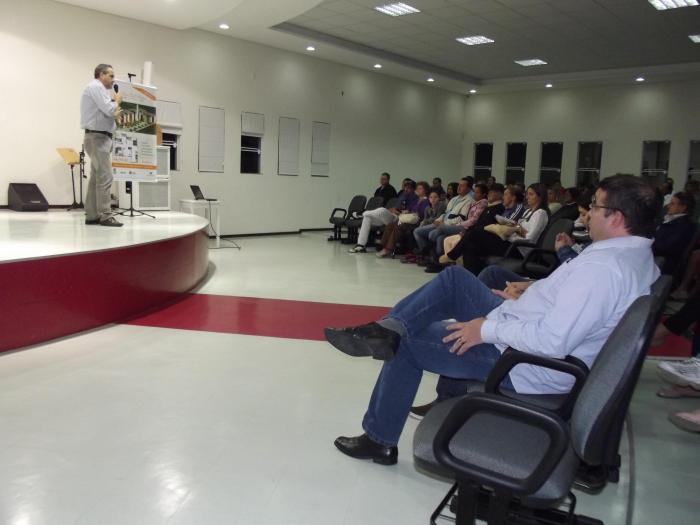 You are currently viewing Cerca de 150 pessoas na reunião com famílias pré-selecionadas ao Silvana Cleide