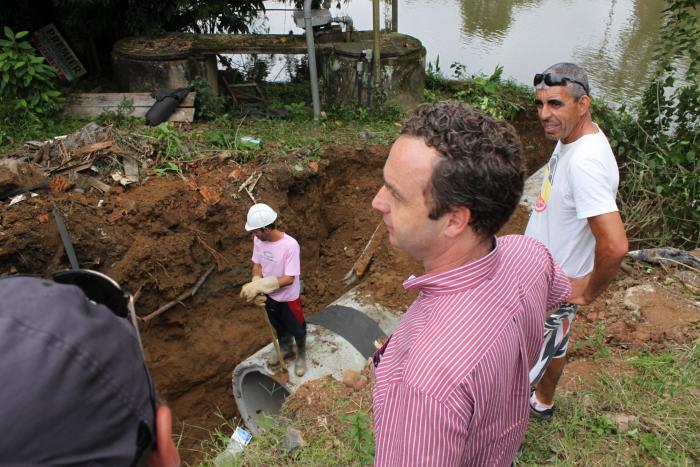 Read more about the article Prefeito acompanha obras de tubulação