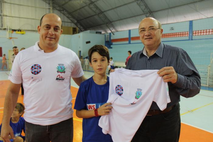 You are currently viewing Atletas do Futsal recebem camisetas