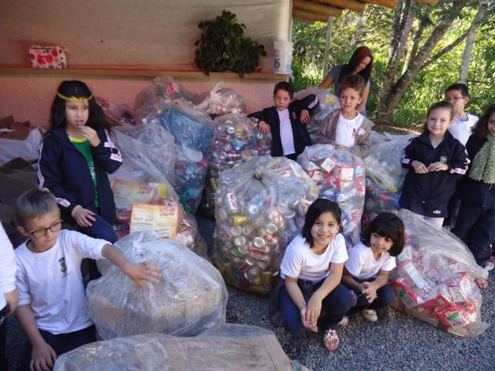 You are currently viewing Alunos da Escola Francisco de Paula recolhem material reciclável