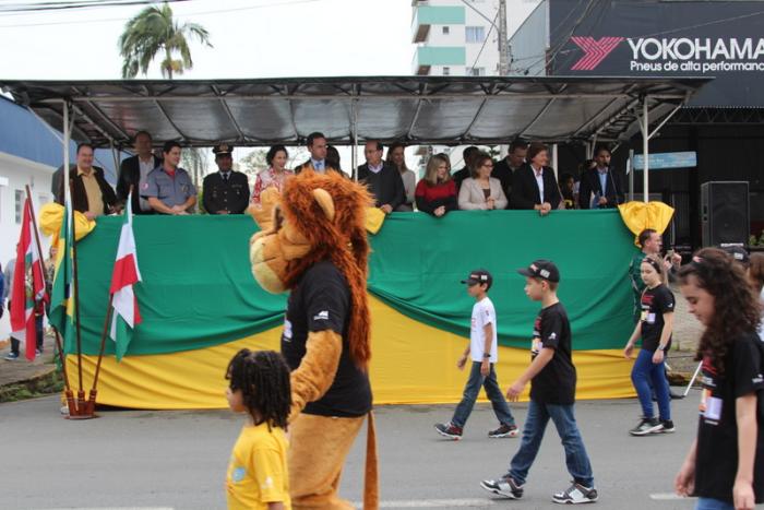 You are currently viewing Escolas e entidades desfilam na Reinoldo Rau lembrando a Independência do Brasil