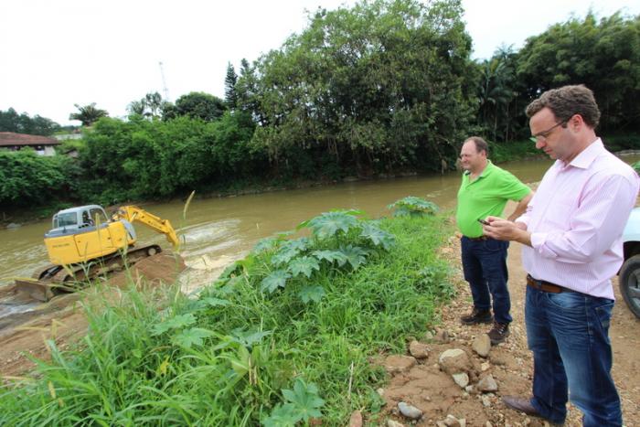 Read more about the article Começa o desassoreamento em 50 pontos de rios do município