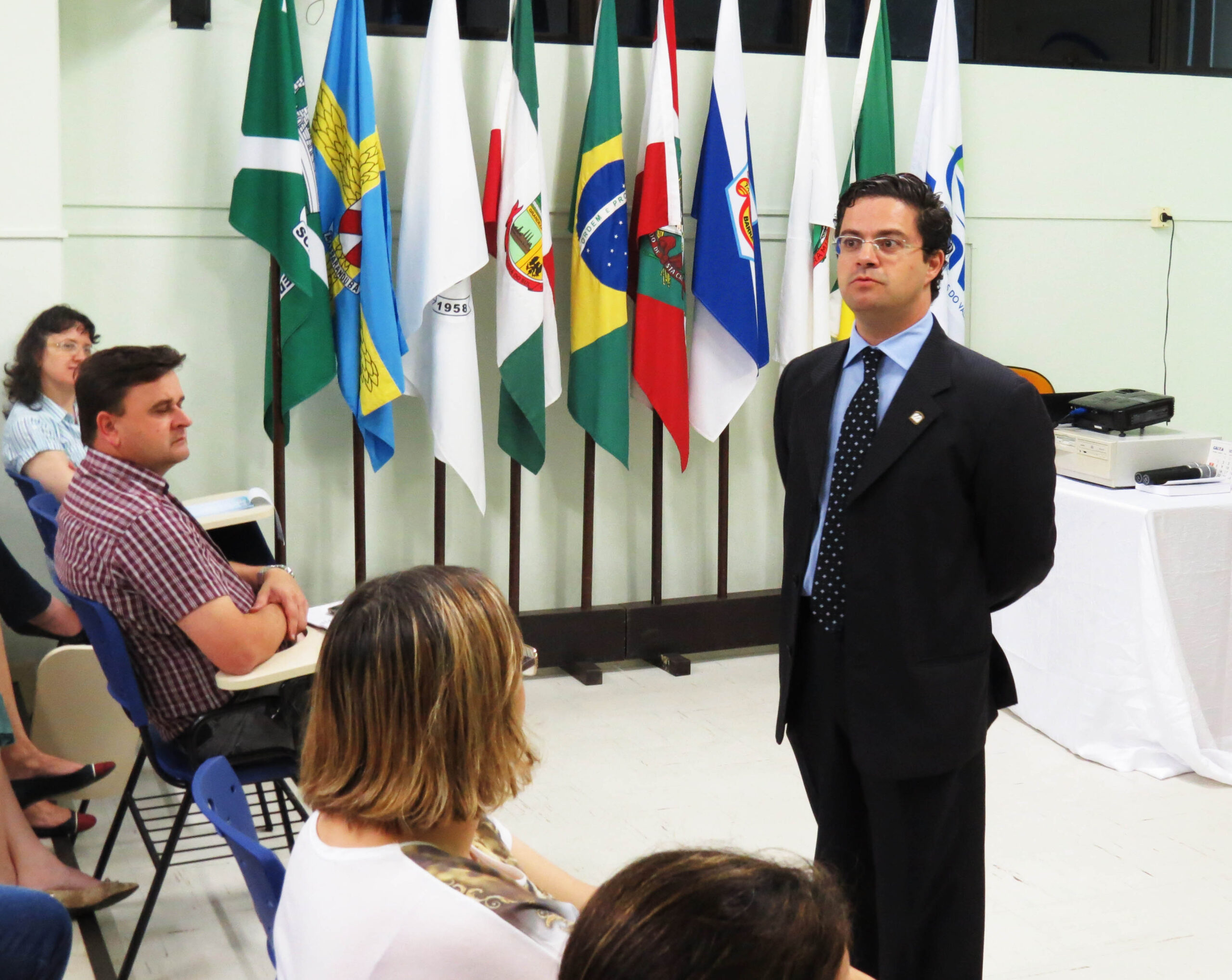 You are currently viewing Presidente do Conselho Estadual de Educação palestra na Escola de Governo