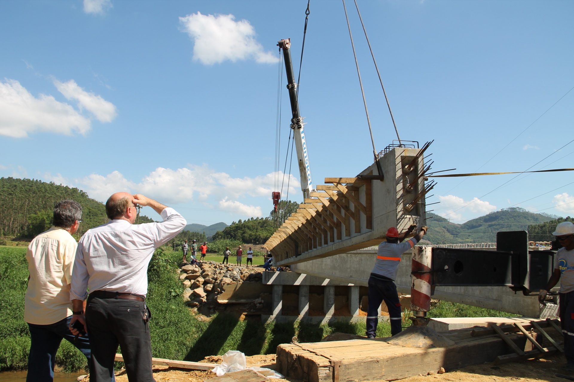 Read more about the article Colocação de vigas na ponte do Putanga marca nova etapa para conclusão da obra